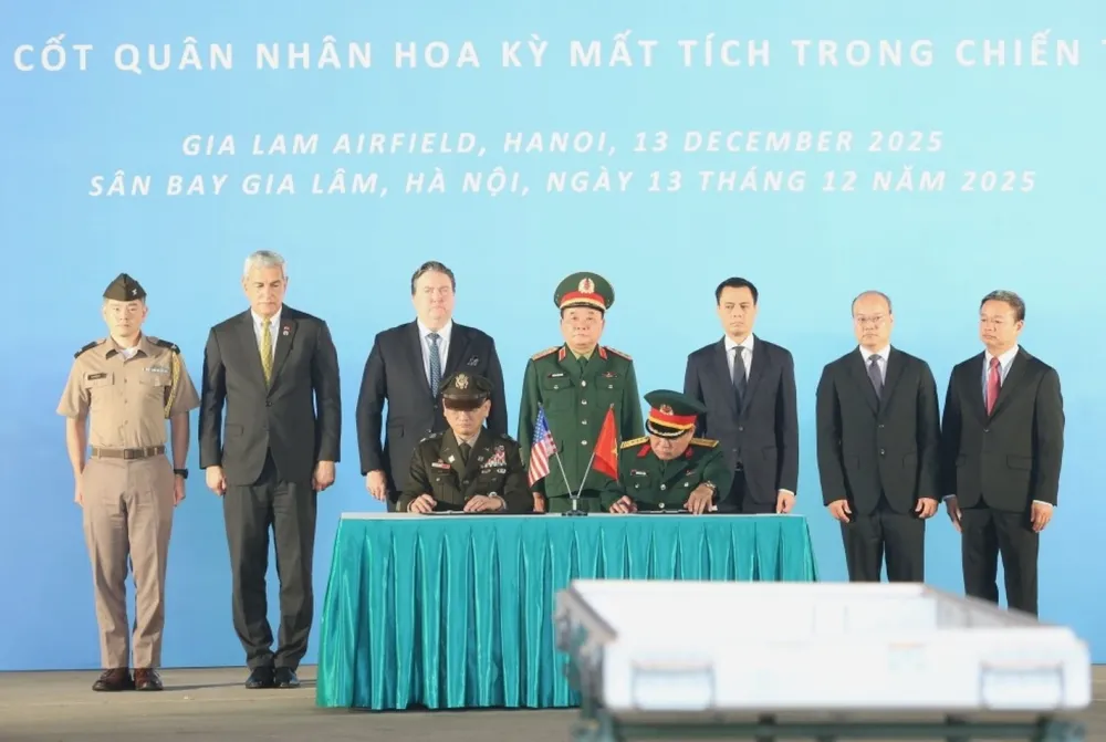 Anh trao tra hai cot quan nhan Hoa Ky 1.jpg