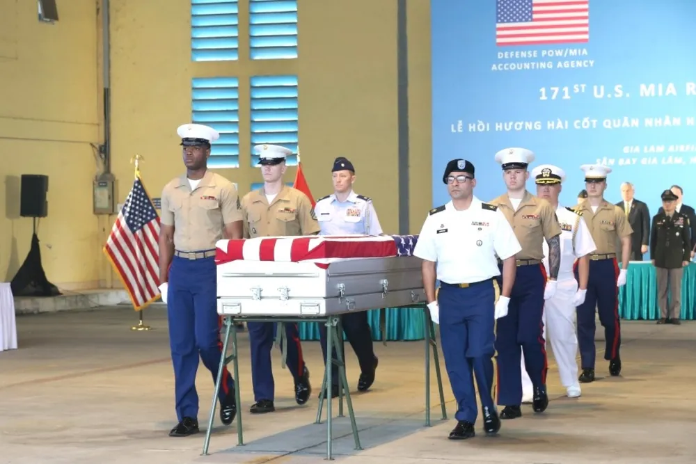 Anh trao tra hai cot quan nhan Hoa Ky 2.jpg