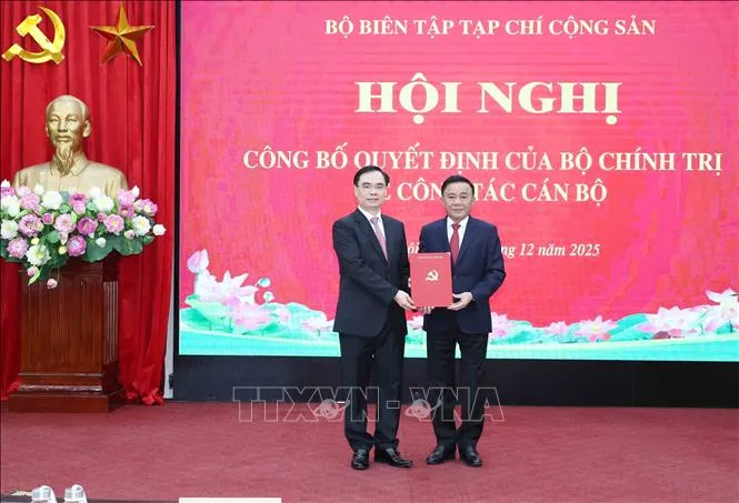 Anh trao quyet dinh TBT TCCS - TTXVN.jpg