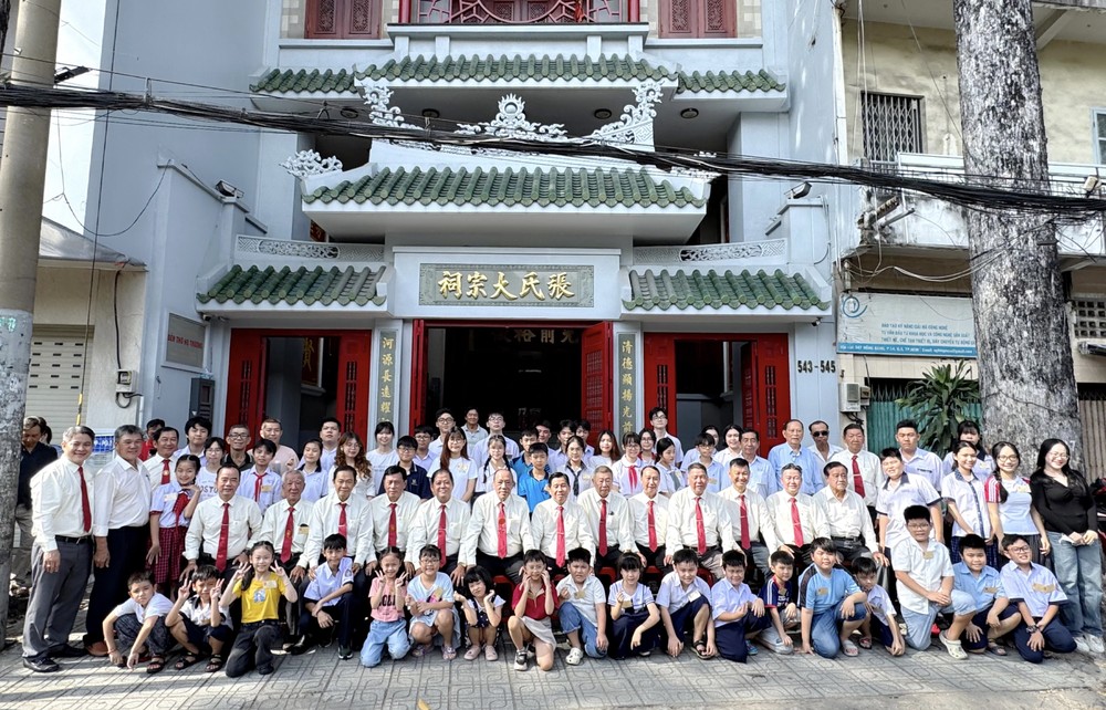 胡志明市张氏大宗祠理事会与优秀子弟合照留念。