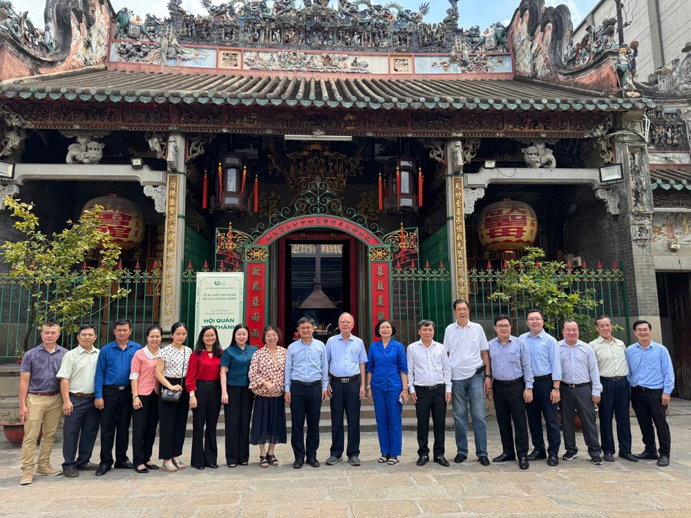 胡志明市、坊领导与穗城会馆理事会合照留念。