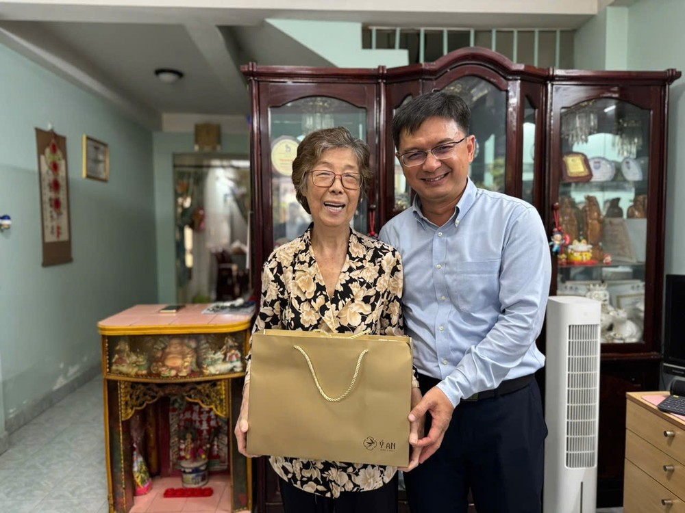 市委宣教与民运处主任阮孟强向刘金华大娘赠送礼物