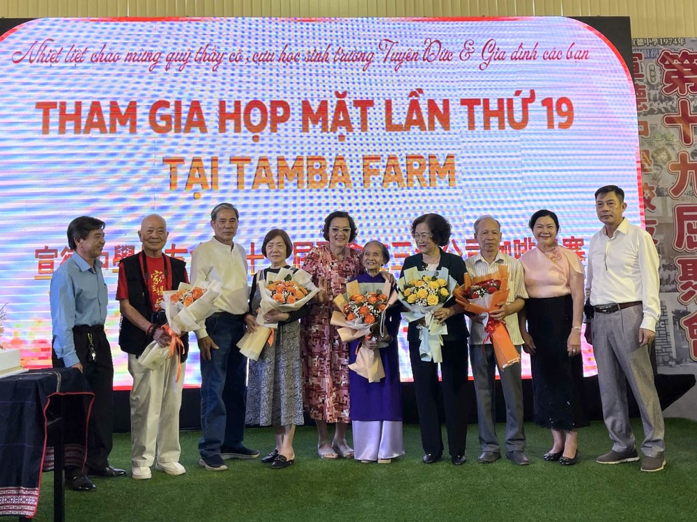 百里居宣德中学校友会向恩师献花。