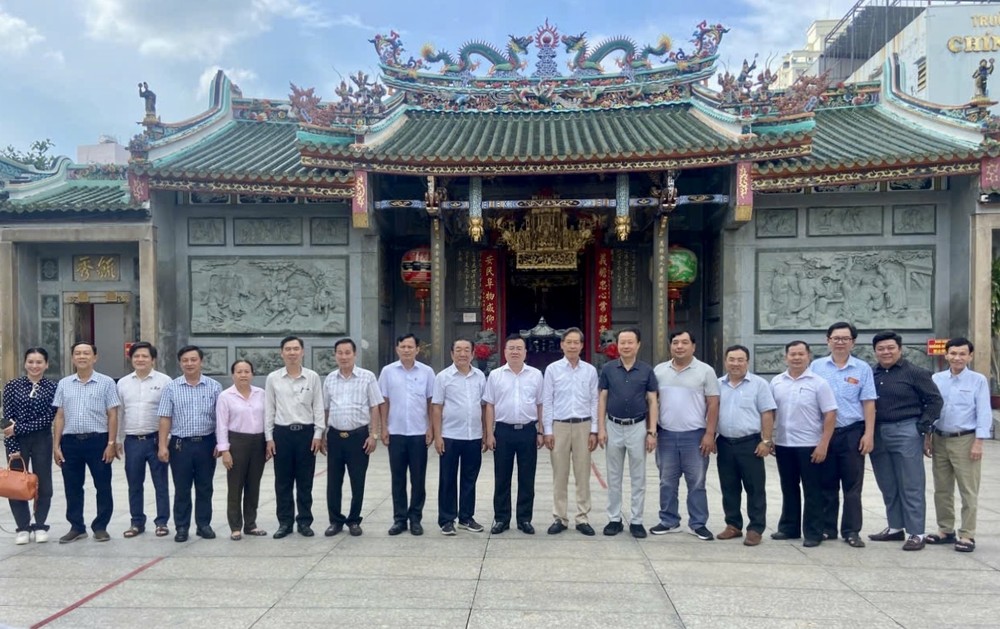 市民族与宗教厅领导团与义安会馆理事会合影。