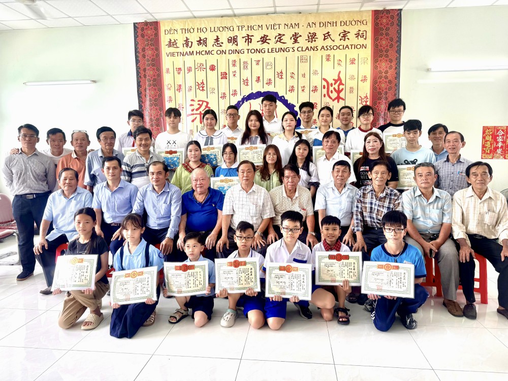 平治东坊领导与梁氏宗祠理事理监事会代表和优秀子弟合影。