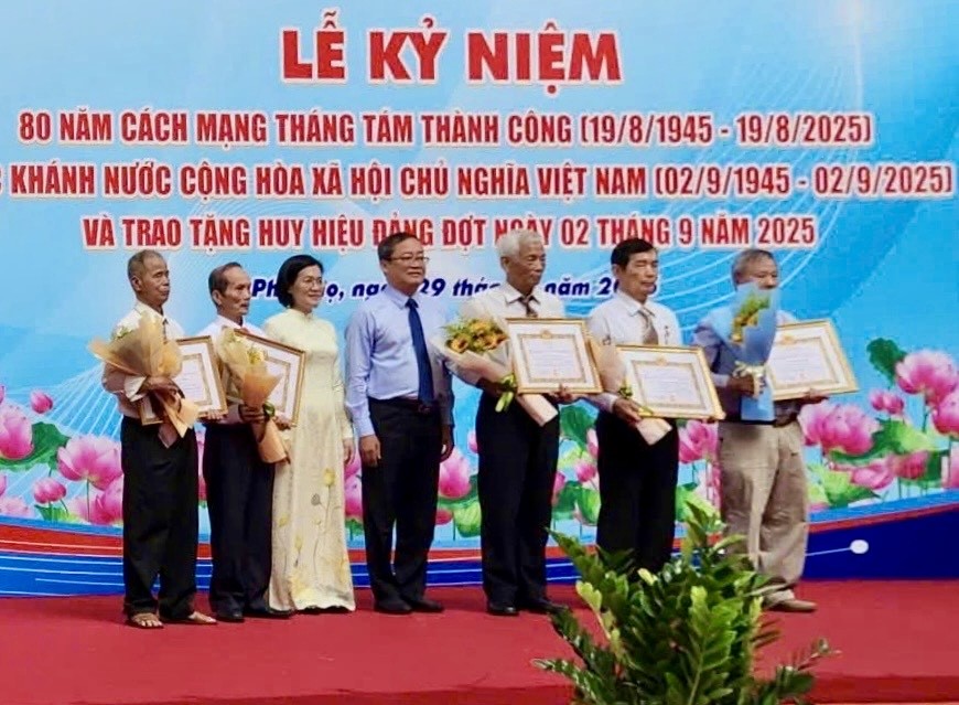 华运力量联络员邓雄（右二）荣获55 年党龄纪念章。