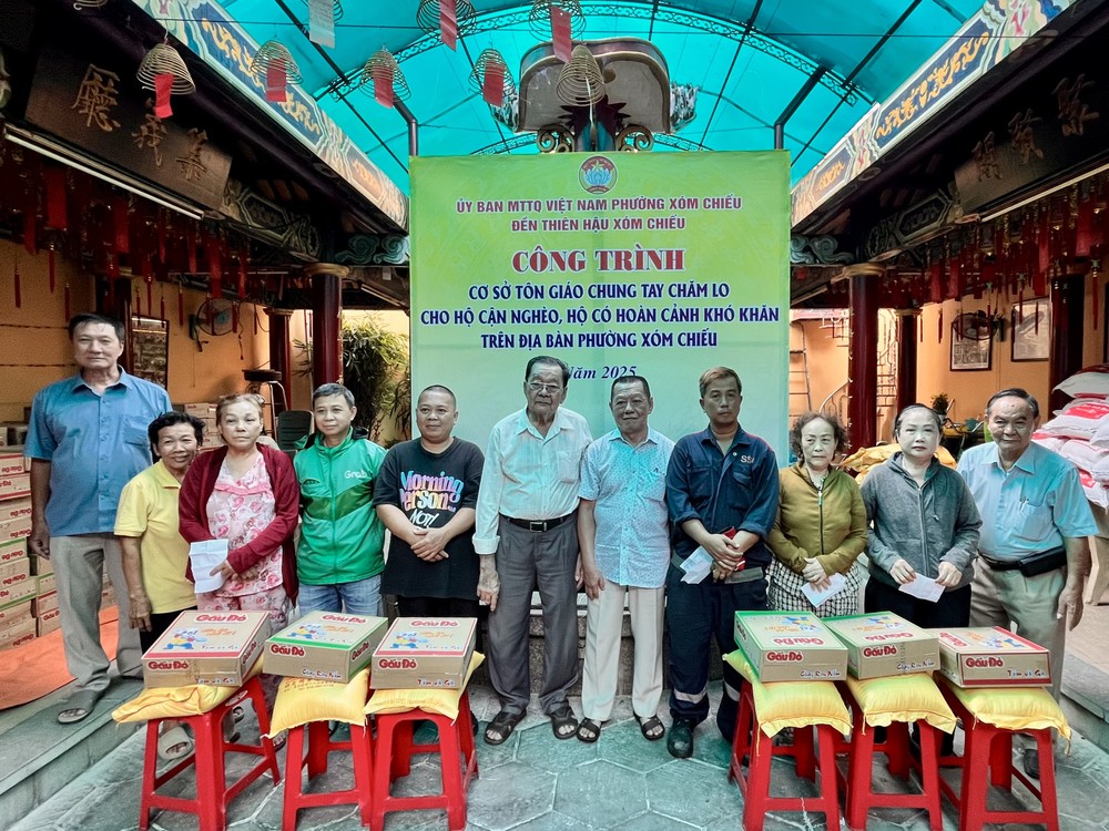 浸石天后宫理事长张敬和、副理事长张兴盛、张志春向贫困者派发礼物