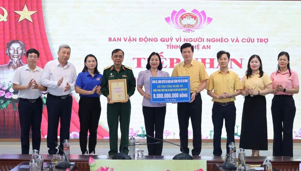 胡志明市工作团向义安省援助80亿元克服自然天灾后果。