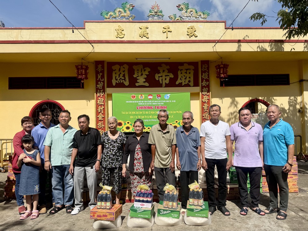 决胜村关帝庙理事长杨振明与诸位理事向华人同胞派发盂兰礼物