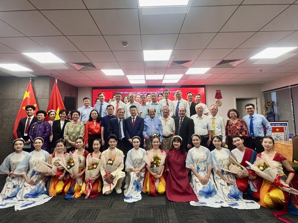 诸位领导和贵宾与参加文艺表演的大学生合照留念。