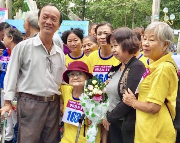 叶其援与地方高龄人合照