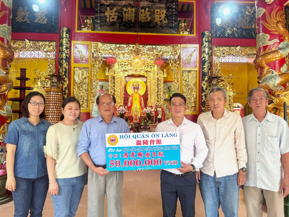 胡志明市温陵会馆理事会代表向本报领导移交经费