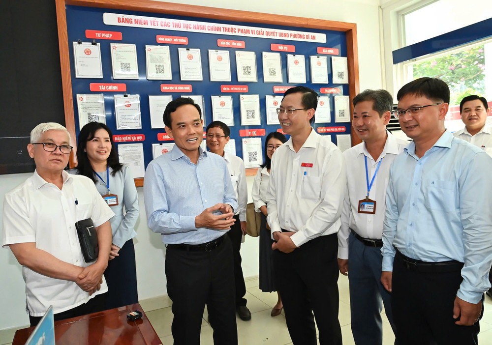 胡志明市市委书记陈留光考察苡安坊公共行政服务中心运行情况。