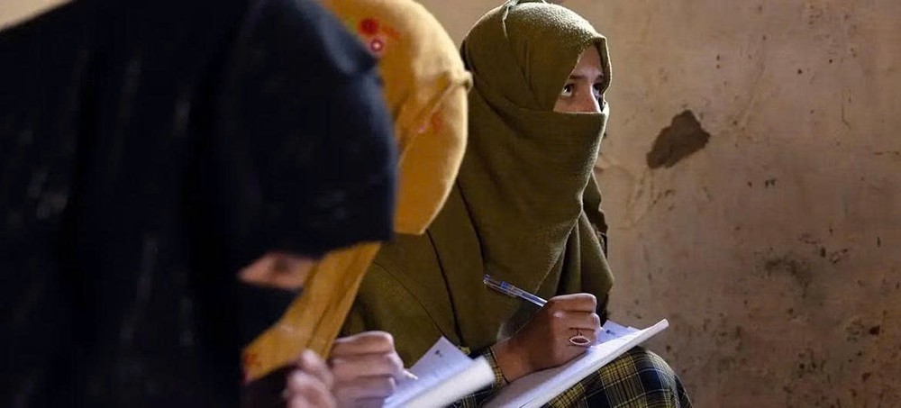 在阿富汗东部努里斯坦省，妇女们通过联合国妇女署支持的扫盲计划学习读写。