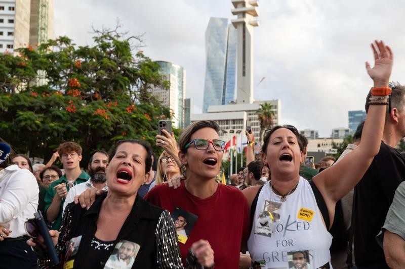 10月9日，在以色列特拉维夫，人们获悉加沙停火协议的消息后相互庆祝，期待被扣押的人员早日获释。