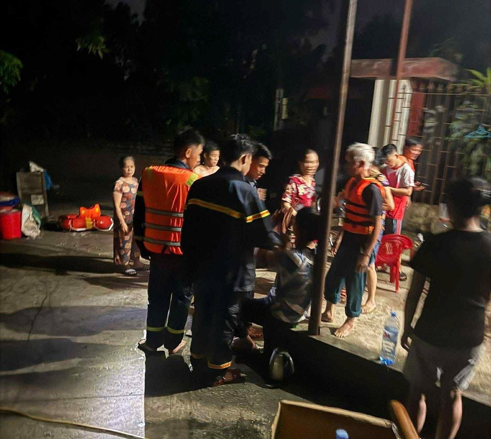 救援船上的人员及时获救，送往民房。