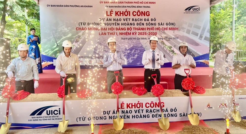 各位代表出席红石渠疏浚工程动工仪式。