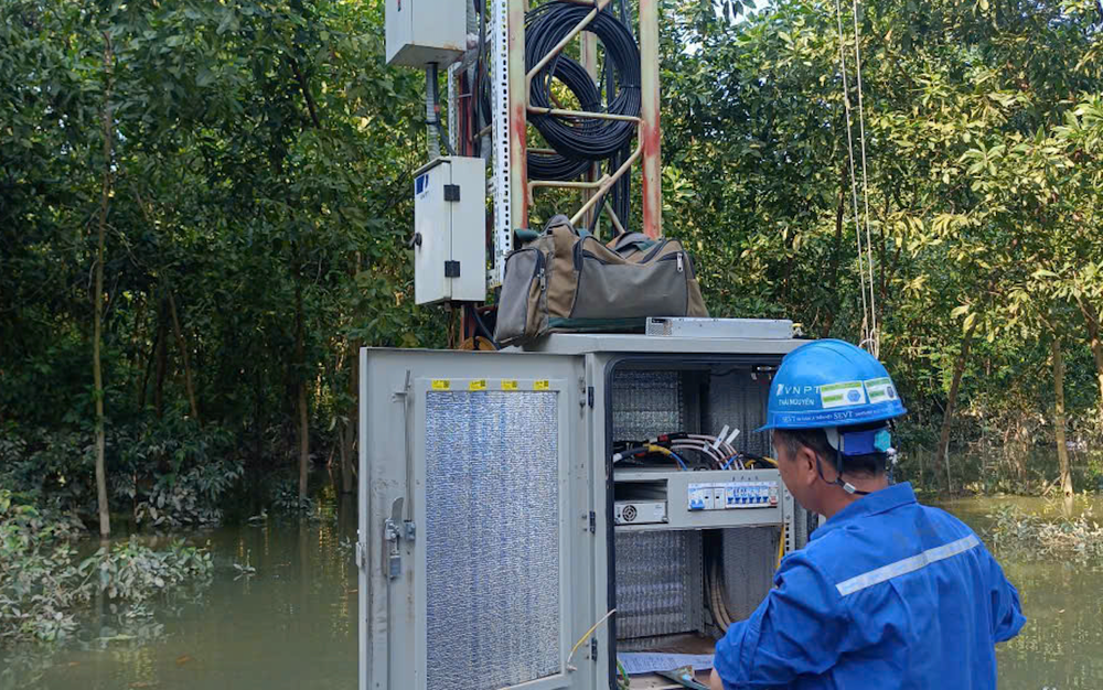 工作人员修理网络系统。