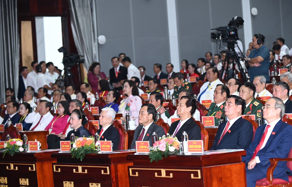 党和国家历任领导出席2025—2030年任期金瓯省党部第一次代表大会。