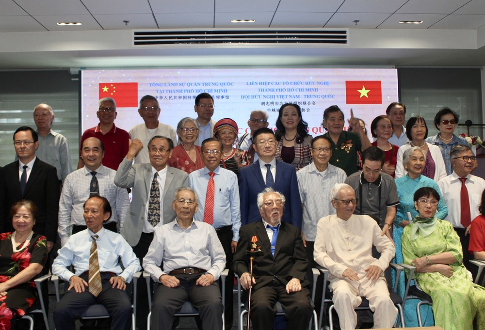 市越中友好协会主席阮友协、中国驻胡志明市总领事唐立和嘉宾与各时期留学生合影。