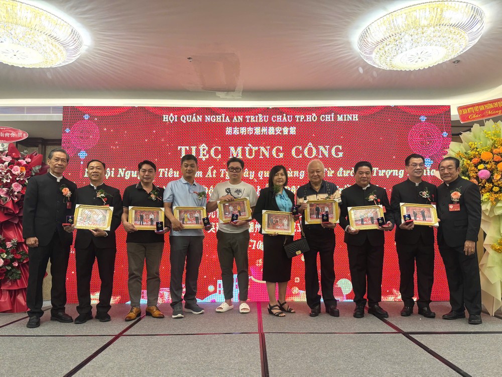 义安会馆向诸位圣灯灯主赠送谢礼。