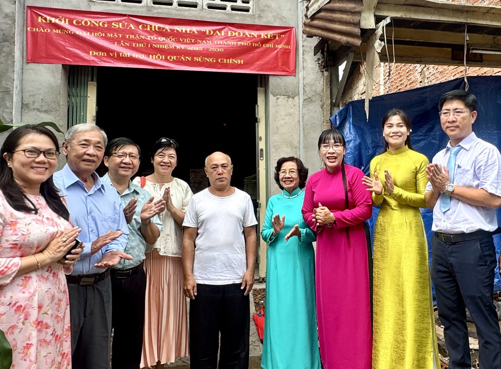 富定坊领导和崇正会馆代表祝贺华人家庭喜获修缮“大团结屋”。