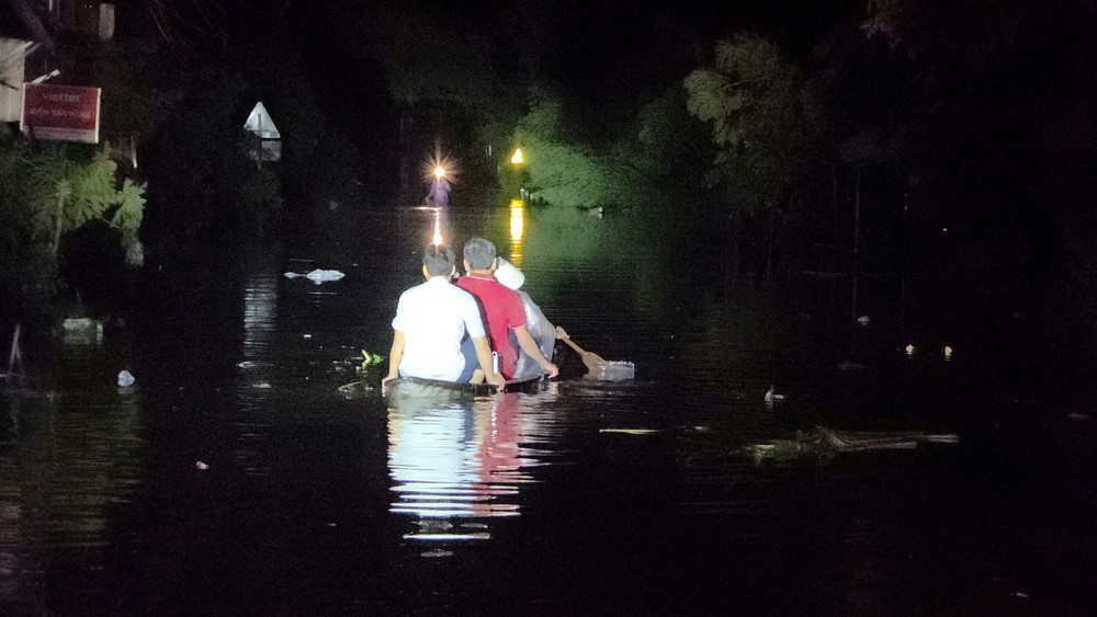 暴风过后，德乐省居民连夜撤离避洪侵袭。