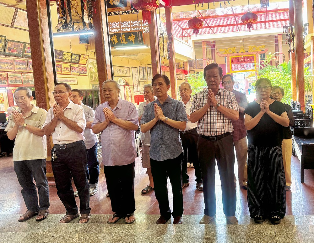 胡志明市海南琼府会馆理事会成员和顾问一同参拜天后。