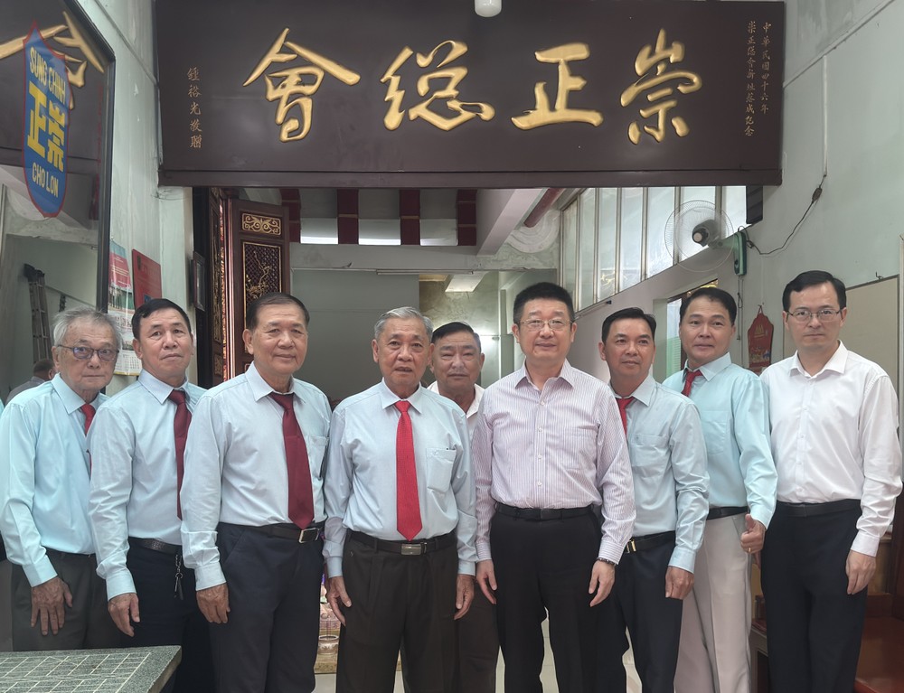 中国驻胡志明市总领事唐立、副总领事徐州与崇正会馆理事会合影。