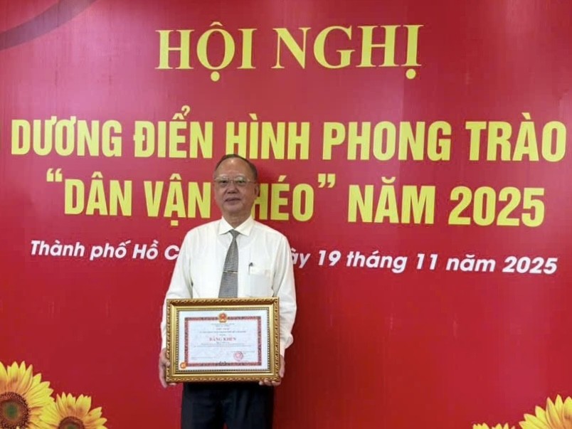 胡志明市穗城会馆理事长卢耀南荣获市人委会主席授予“民运巧手”奖状