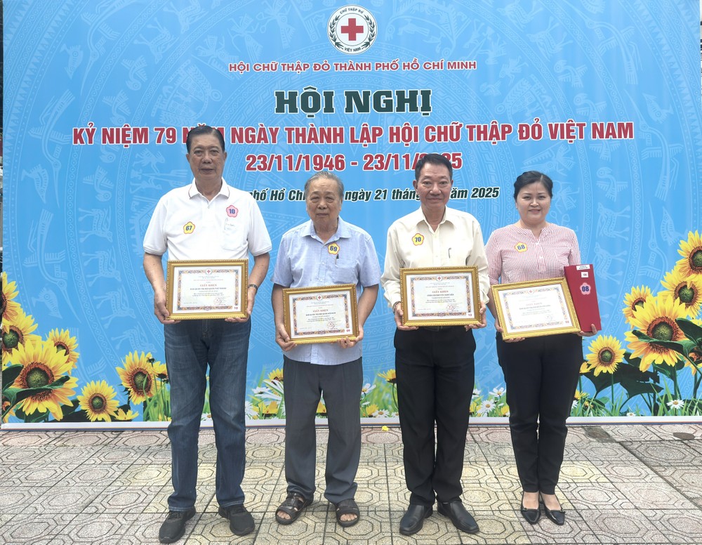 胡志明市各华人单位获表彰。