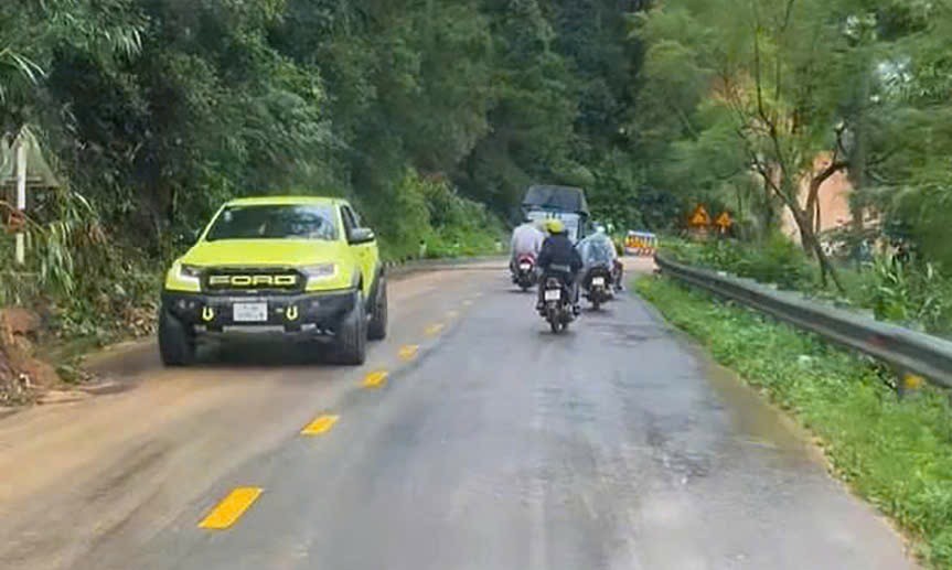 今午，车辆在庆和省冲波岭行驶。