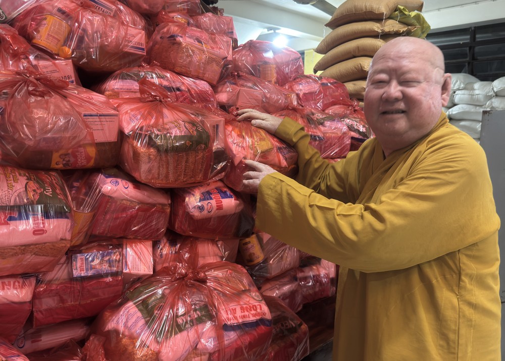 莲华寺住持释惟镇和尚将率领慈善团把赈灾物资送抵顺化灾区。