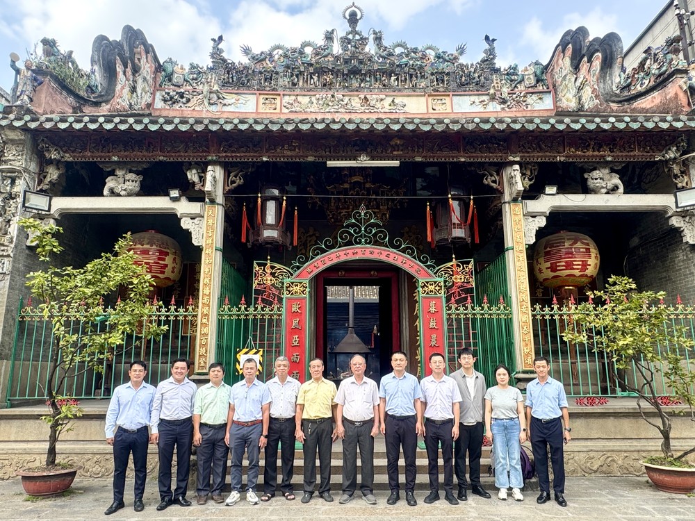 穗城会馆理事会与中国广州国家版本馆代表团合影。