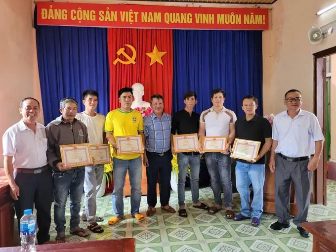 平建坊向11名在洪灾中勇敢救人的个人授予嘉奖。