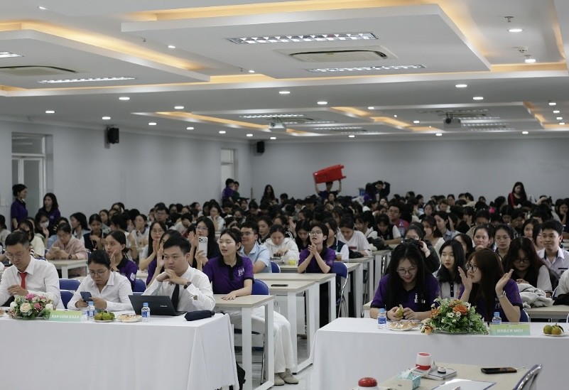 现场观众为选手加油。