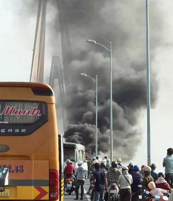 迪庙桥上轿车起火，导致交通堵塞。