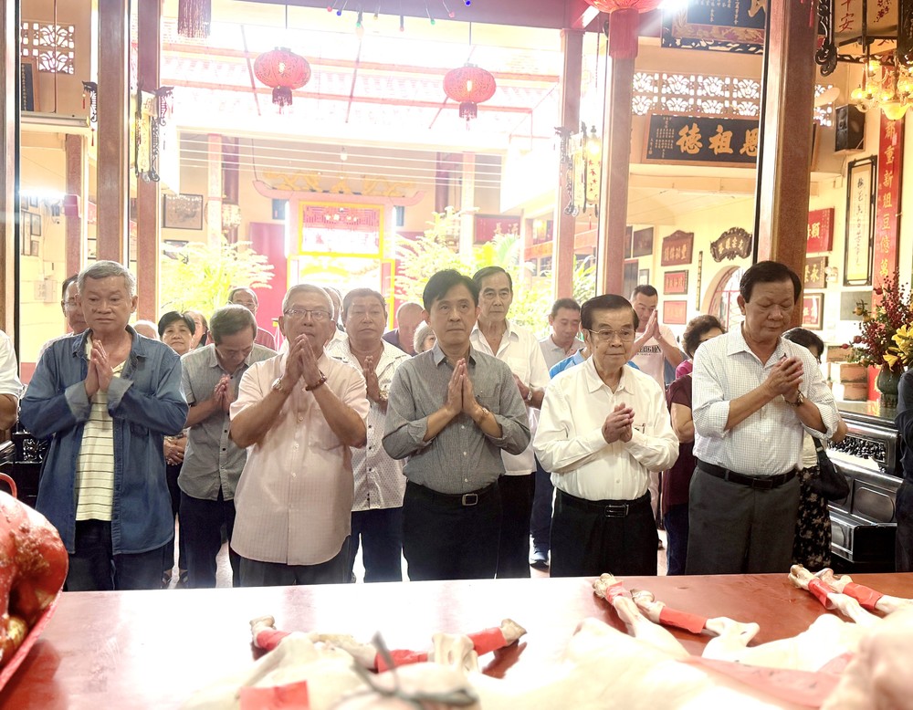 海南会馆理事会参拜祈求风调雨顺、国泰民安。
