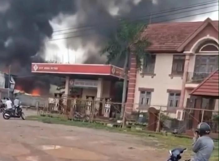 火灾与加油站距离极近，令居民不安。