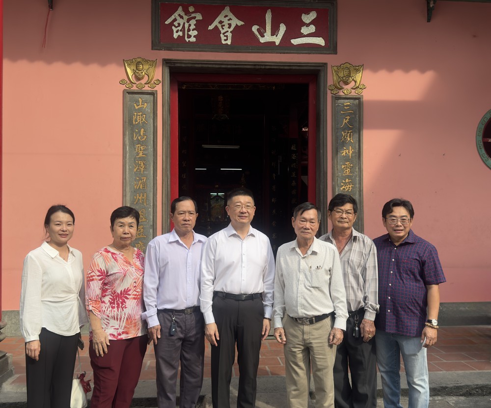 中国驻胡志明市总领事唐立与三山会馆理事会合影。