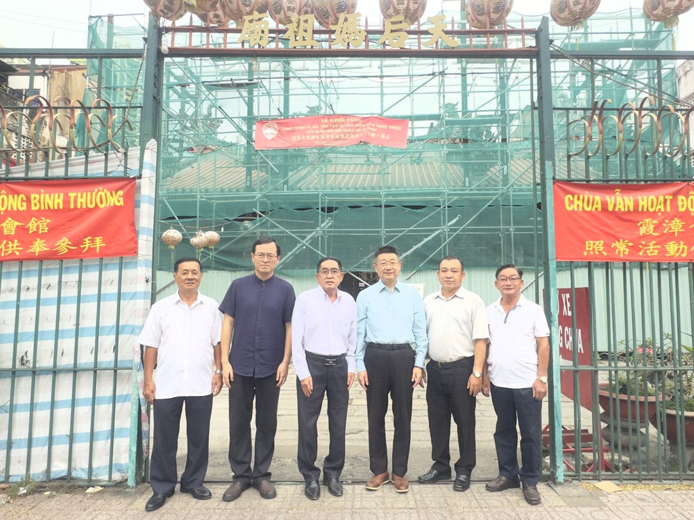 中国驻胡志明市总领事唐立与霞漳会馆理事会合照。