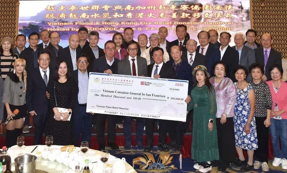 越柬寮世联会成员与南加州侨团代表将赈灾捐款支票面交越南驻美国三藩市总领事黄英俊（前排右八）合照。