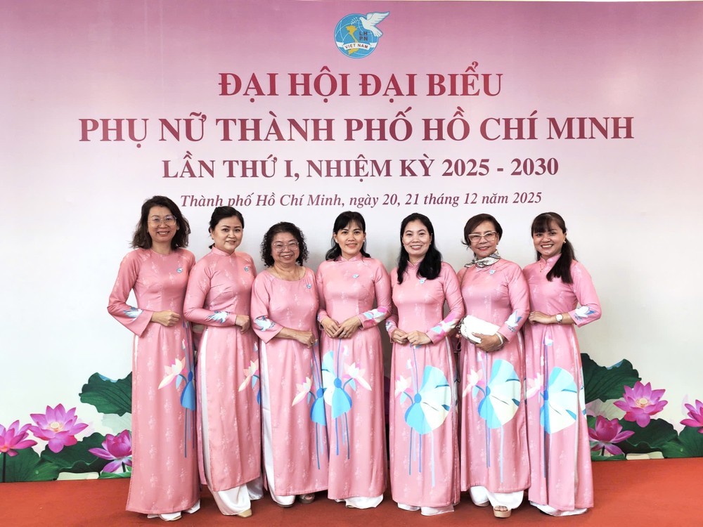 华人妇女吴丽株（左二）与市各民族文学艺术协会副主席张四妹（左三）及多位模范妇女合影。