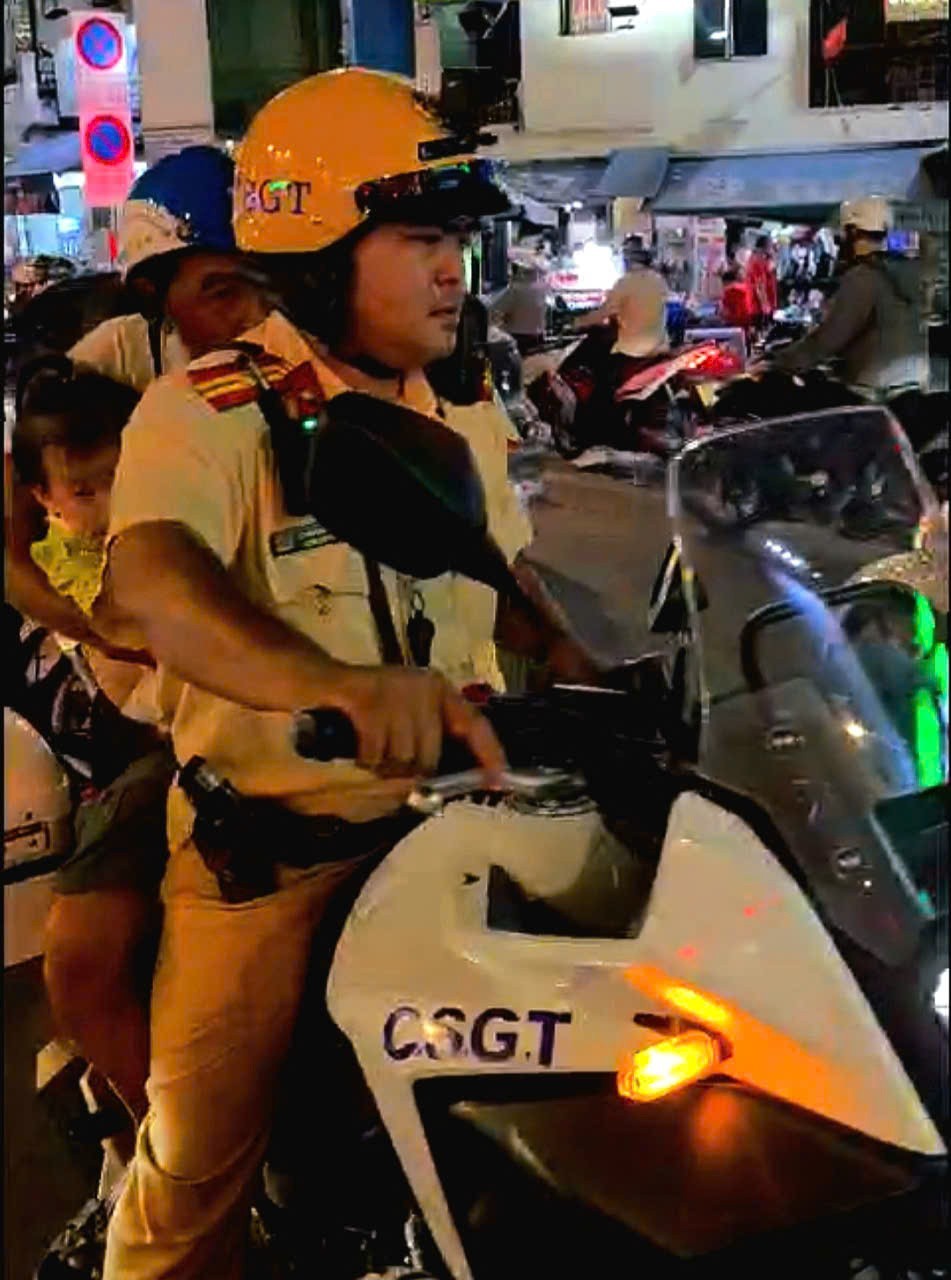 黄福达少校驾驶特种车将女童送至第一儿童医院抢救。