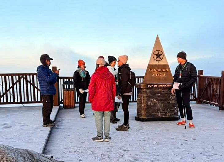 12月25日圣诞节清晨，首批登上老街省番西邦峰的游客，在目睹这一罕见奇特的自然景象时，激动之情难以言表。