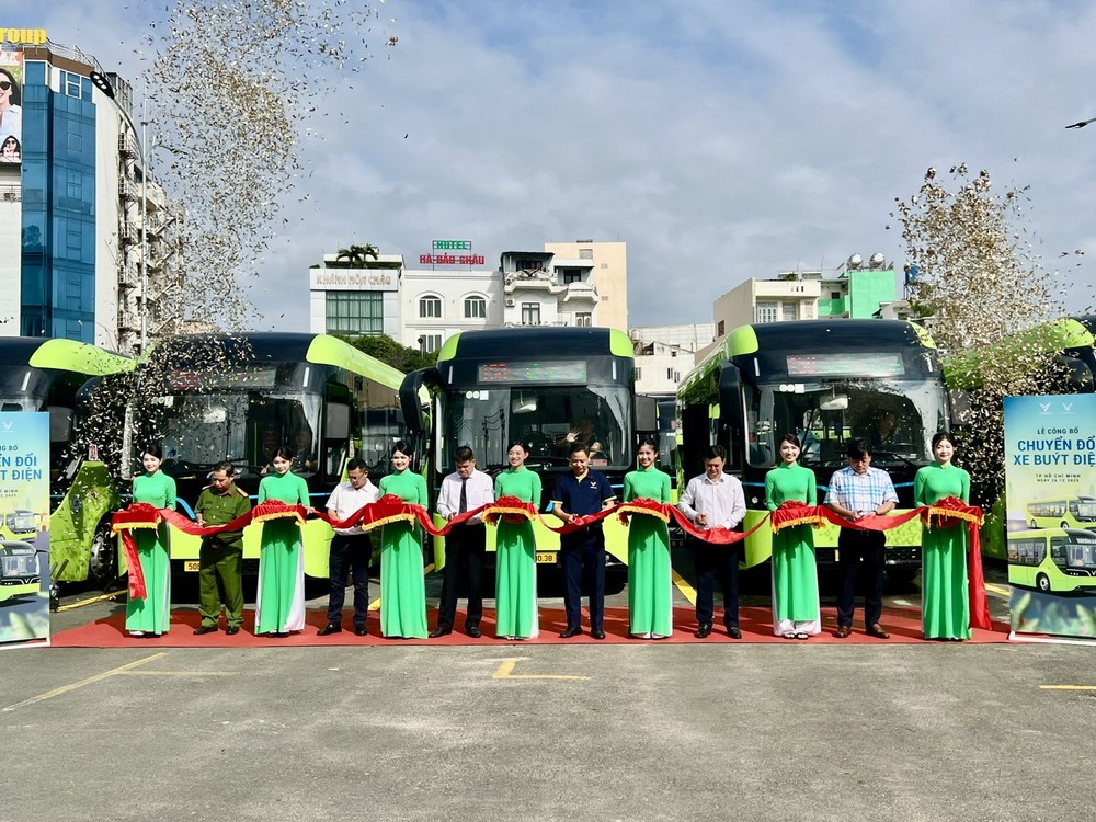 剪彩仪式象征着58辆电动公交车正式取代原有CNG燃气公交车投入运行。