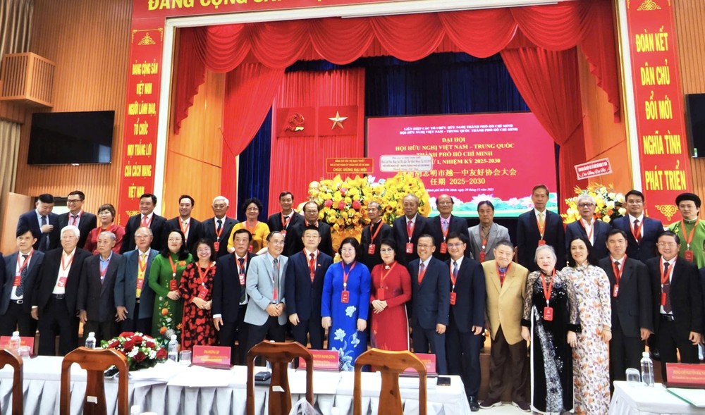 本市诸位领导和嘉宾祝贺新届执委会。