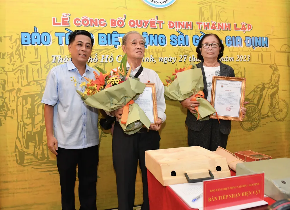 Đại diện Bảo tàng Biệt động Sài Gòn - Gia Định cám ơn đóng góp hiện vật cho Bảo tàng. Ảnh: VIỆT DŨNG Đại diện Bảo tàng Biệt động Sài Gòn - Gia Định cám ơn đóng góp hiện vật cho Bảo tàng. Ảnh: VIỆT DŨNG
