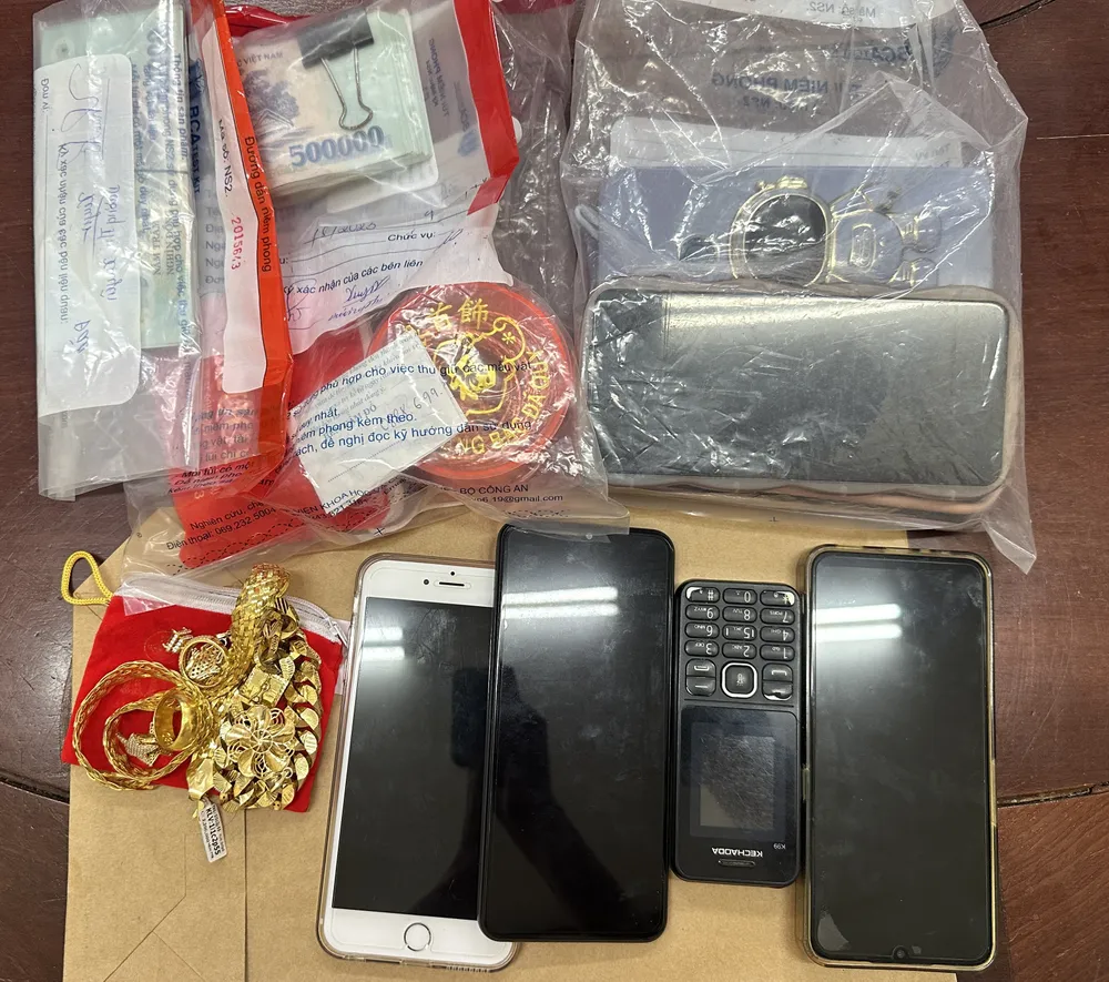 Tang vật Phòng Cảnh sát hình sự, Công an tỉnh Cà Mau thu được từ các đối tượng trộm của tiệm vàng Minh Đức Tang vật Phòng Cảnh sát hình sự, Công an tỉnh Cà Mau thu được từ các đối tượng trộm của tiệm vàng Minh Đức