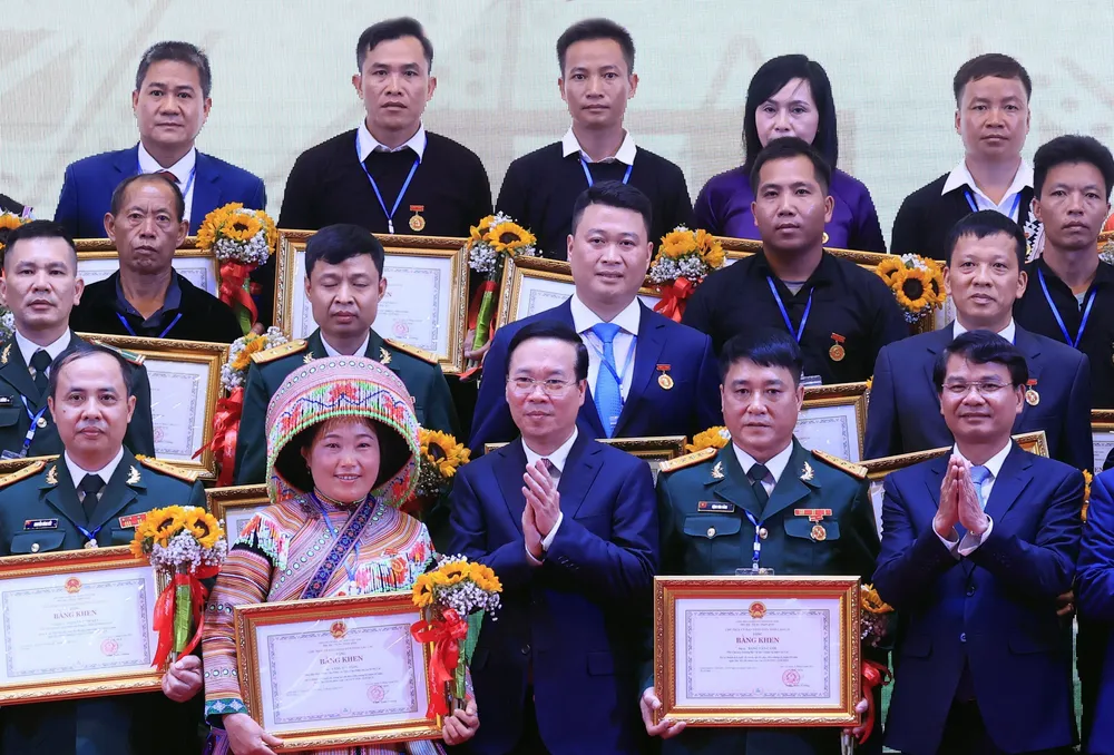 Chủ tịch nước Võ Văn Thưởng và các tập thể, cá nhân có thành tích xuất sắc trong đợt thi đua chào mừng kỷ niệm 65 năm Ngày Bác Hồ thăm tỉnh Lào Cai Chủ tịch nước Võ Văn Thưởng và các tập thể, cá nhân có thành tích xuất sắc trong đợt thi đua chào mừng kỷ niệm 65 năm Ngày Bác Hồ thăm tỉnh Lào Cai